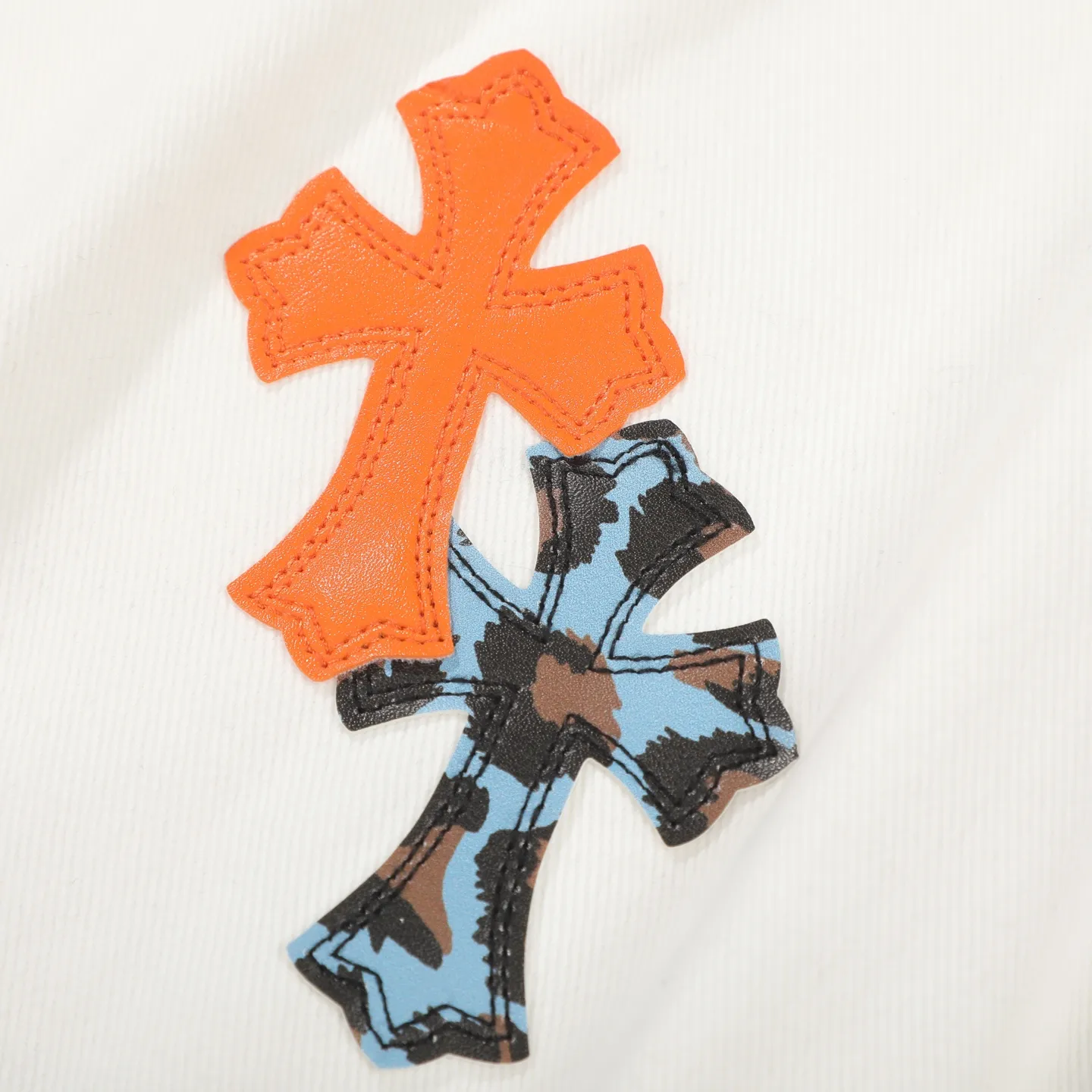 P250 Chrome Hearts｜Chrome Hearts 2025 New Orange Blue Leopard Print Cross Patch Leather Couple Style Washed Loose Jeans. Styles with different wash textures are very friendly to people with thin legs and thick legs. The straight and loose version is very flattering to the leg shape. The moderate length will never go out of style. It is easy to match casually. It is the basic styling foundation for various styles. It is a must-have in the wardrobe! The fabric is stiff but also makes the upper body soft without losing texture. The washing process is even more perfect. It is a must-have item for everyone! ! ! Color: white Size: 28/30/32/34 Waist: 71/76/81/86 Pants length: 98/100/102/104